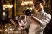 朗庭酒店服务员倒酒礼仪，细节中的专业与温度
