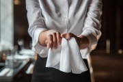 酒店服务员擦手礼仪图片，细节里的专业与标准