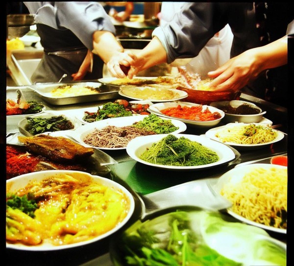 武当艺龙万国酒店餐饮部，舌尖上的武当风情，服务中的匠心传承