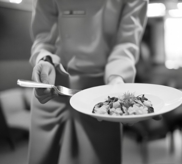 石浦酒店服务员上菜礼仪,细节里的温度与专业